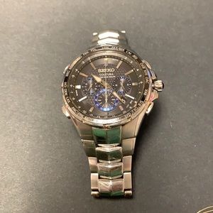 Seiko 8B92-0AL0 used contours solar men’s watch.